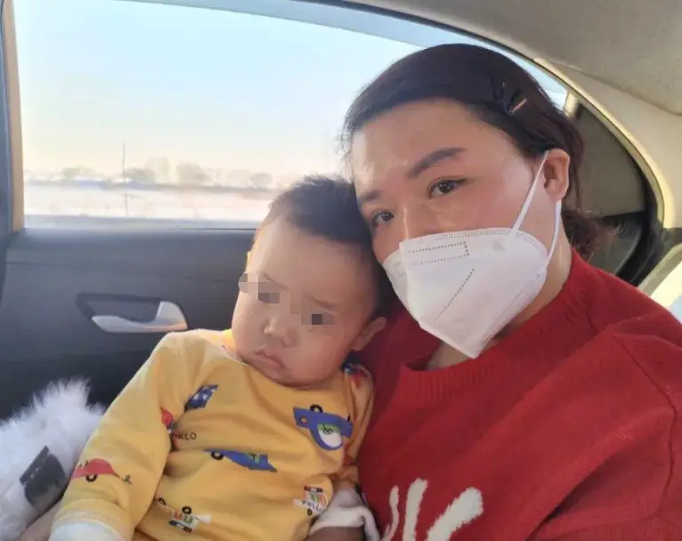 40 tuổi trải qua 7 lần IVF để có thai, một năm sau người mẹ ôm con tìm đến bác sĩ và khóc trong vô vọng - 4