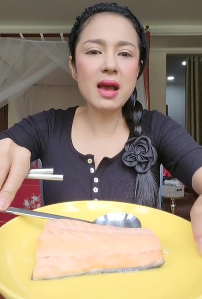&#34;Nữ hoàng ảnh lịch&#34; Việt Trinh khoe bữa sáng đơn giản mà ăn vào eo ót, có điểm khác với nhiều người - 2