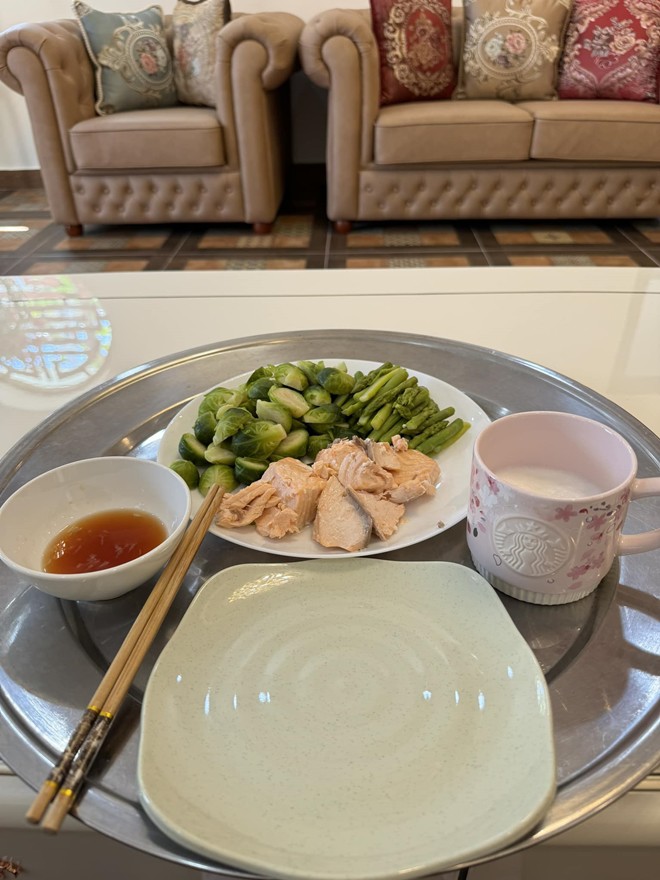 &#34;Nữ hoàng ảnh lịch&#34; Việt Trinh khoe bữa sáng đơn giản mà ăn vào eo ót, có điểm khác với nhiều người - 14