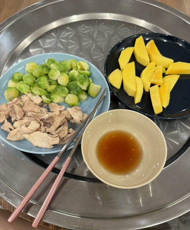 &#34;Nữ hoàng ảnh lịch&#34; Việt Trinh khoe bữa sáng đơn giản mà ăn vào eo ót, có điểm khác với nhiều người - 13