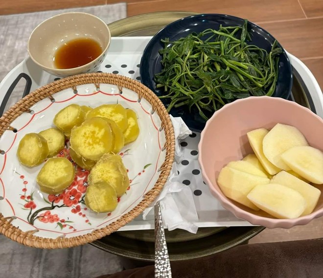 &#34;Nữ hoàng ảnh lịch&#34; Việt Trinh khoe bữa sáng đơn giản mà ăn vào eo ót, có điểm khác với nhiều người - 9