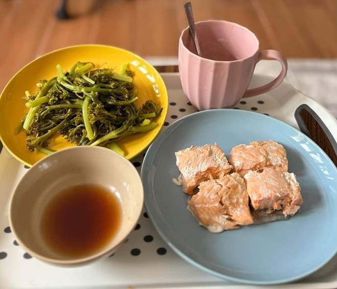&#34;Nữ hoàng ảnh lịch&#34; Việt Trinh khoe bữa sáng đơn giản mà ăn vào eo ót, có điểm khác với nhiều người - 12