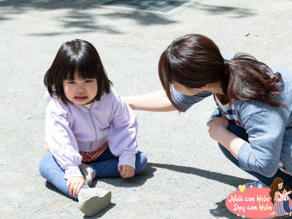 Bé 1 tuổi bị ngã đập đầu xuống đất, cách xử lý thông minh của người mẹ được bác sĩ khen ngợi - 7