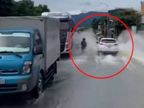 Clip: Bức xúc ô tô tạt nước khiến người đi xe máy ướt sũng