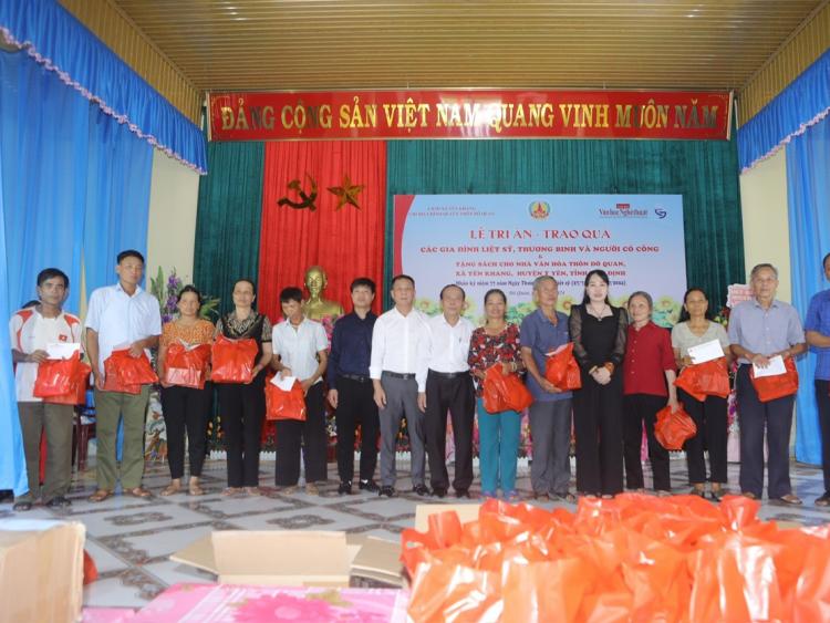 Thời báo Văn học nghệ thuật tri ân, tặng quà các gia đình chính sách tại thôn Đô Quan, xã Yên Khang, huyện Ý Yên, tỉnh Nam Định