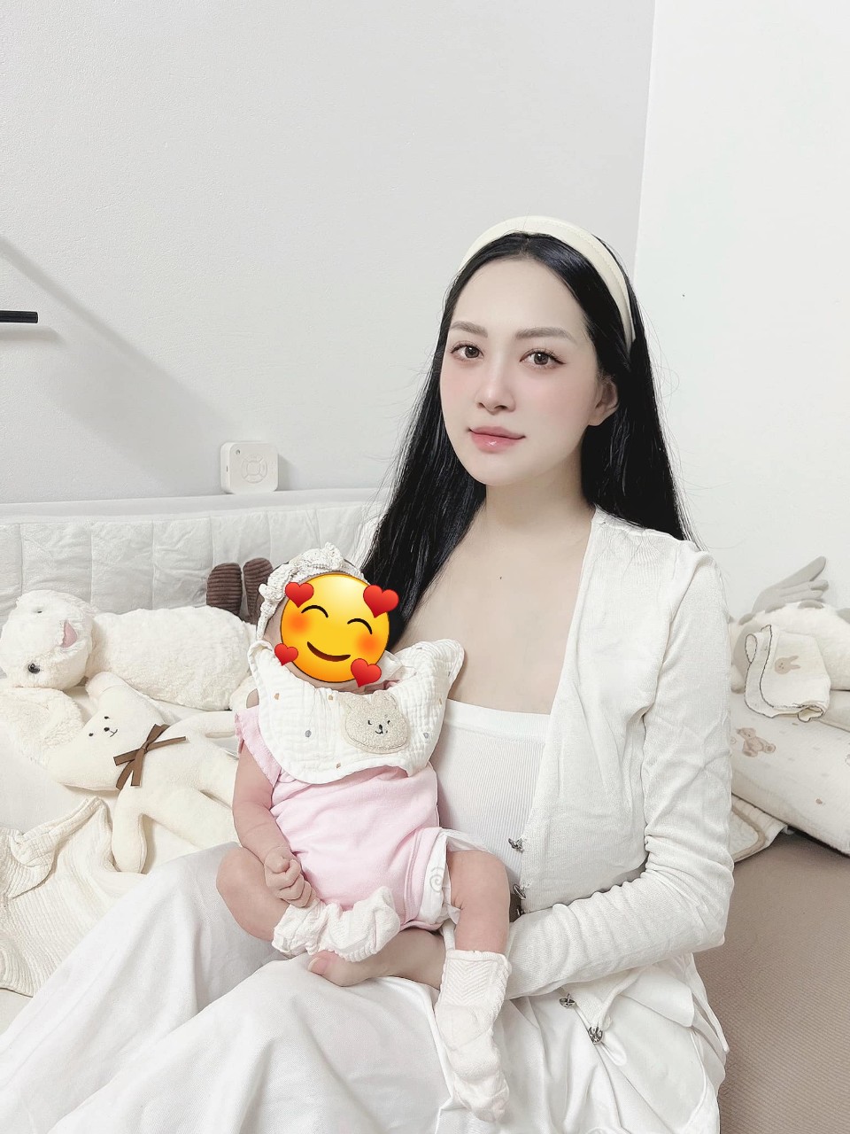 Em họ Hương Tràm lộ diện sau 1 tháng ở cữ, nhan sắc đỉnh chóp ai cũng khen nức nở - 1
