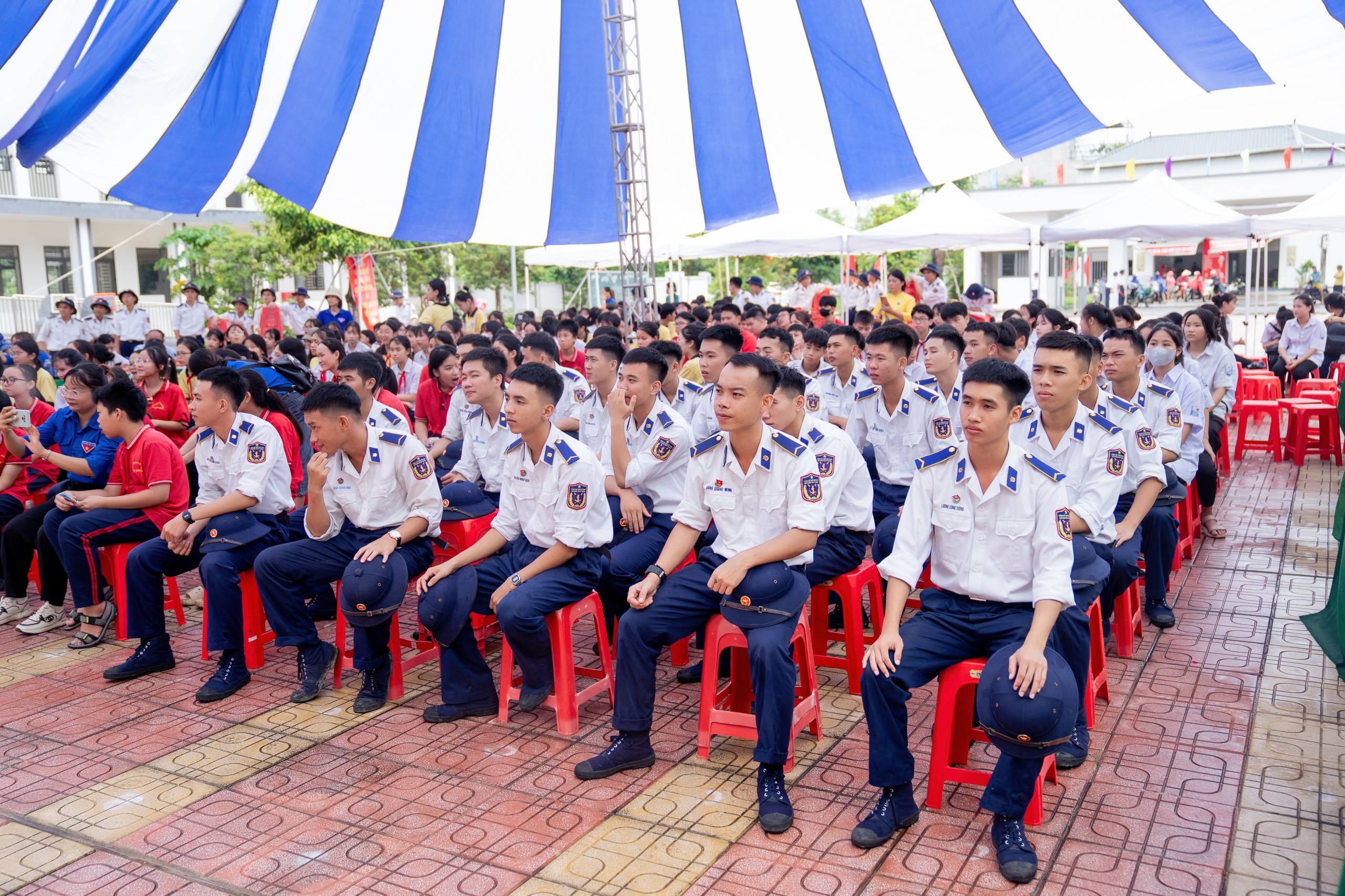 Thời báo Văn học nghệ thuật lan tỏa tình yêu biển đảo đến học sinh huyện Thanh Oai - 2