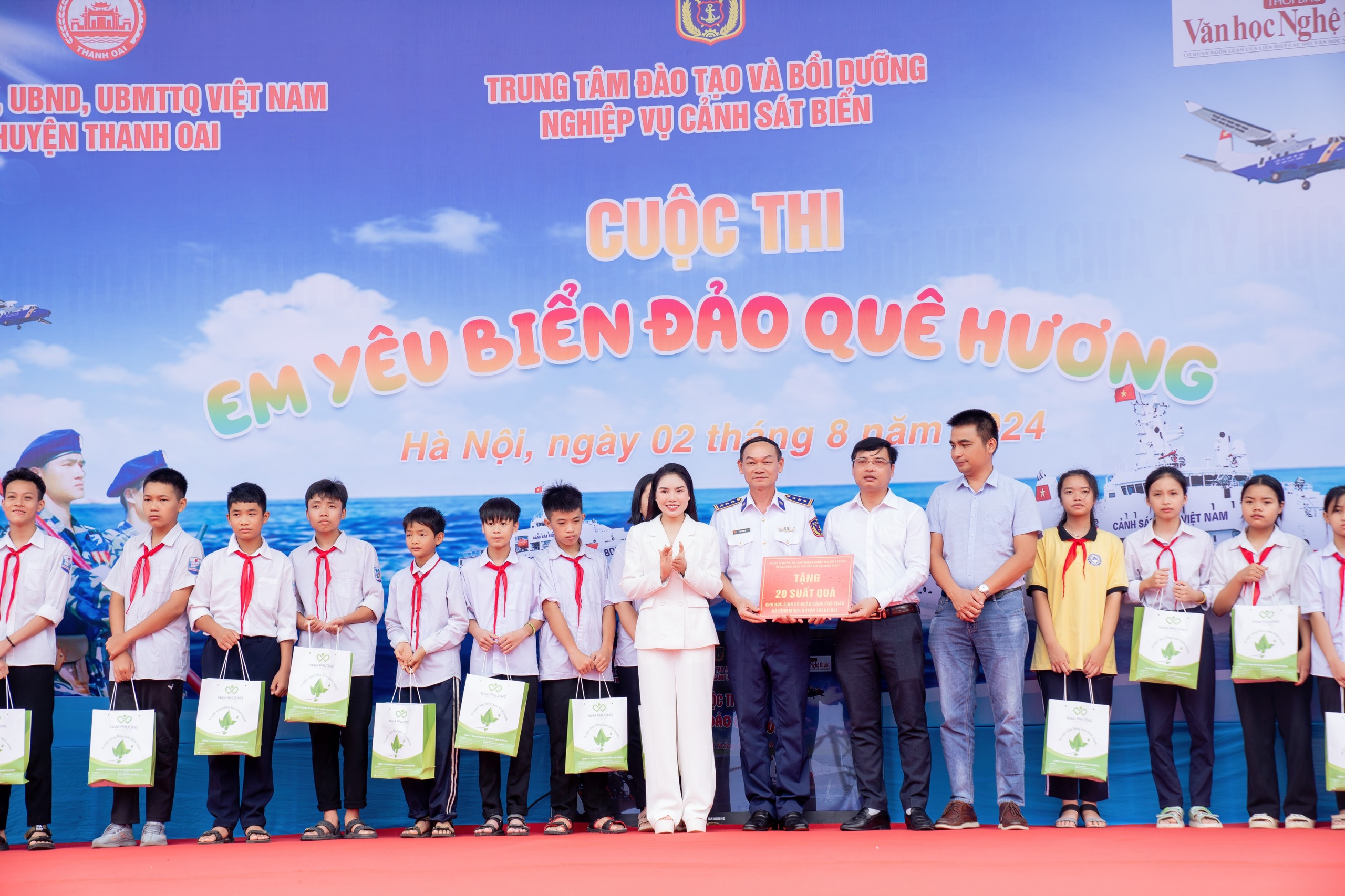 Thời báo Văn học nghệ thuật lan tỏa tình yêu biển đảo đến học sinh huyện Thanh Oai - 9