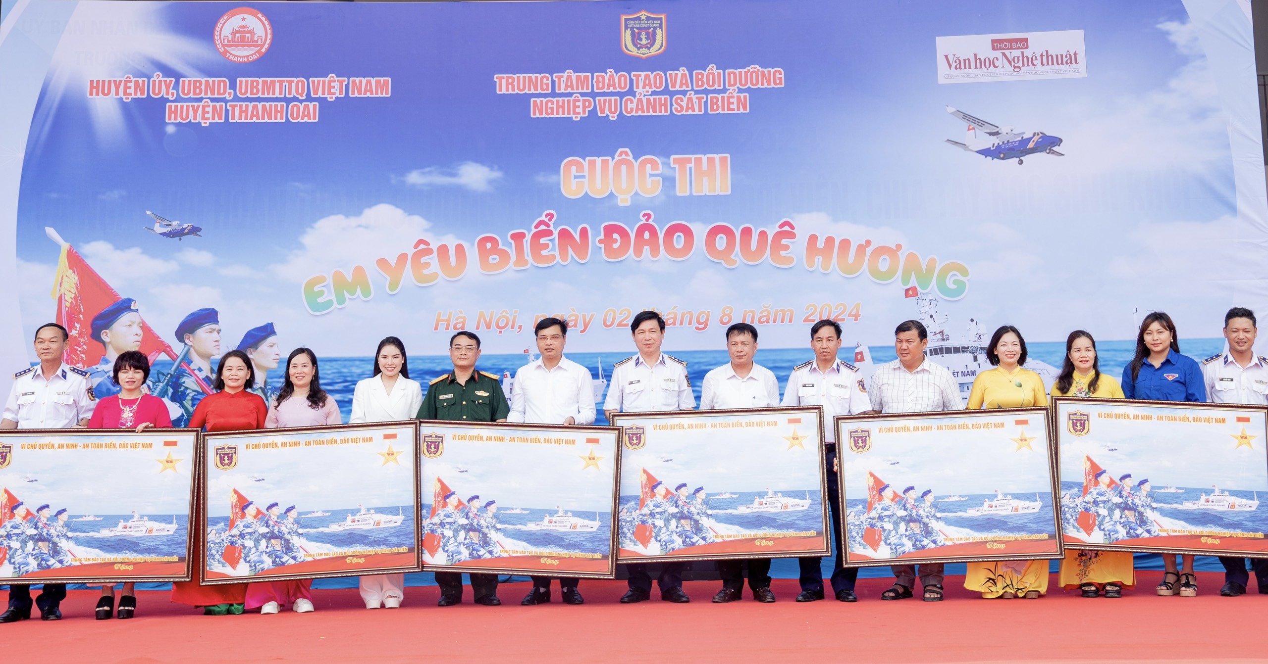 Thời báo Văn học nghệ thuật lan tỏa tình yêu biển đảo đến học sinh huyện Thanh Oai - 10