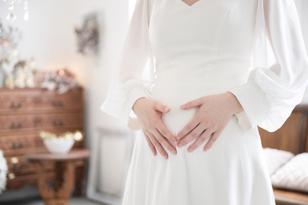 Có thai trước hôn nhân, cô dâu bị gia đình chú rể bỏ rơi trong ngày cưới - 1