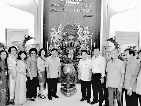 Chủ tịch Hồ Chí Minh qua các Di tích tưởng niệm Người trên thế giới - 2