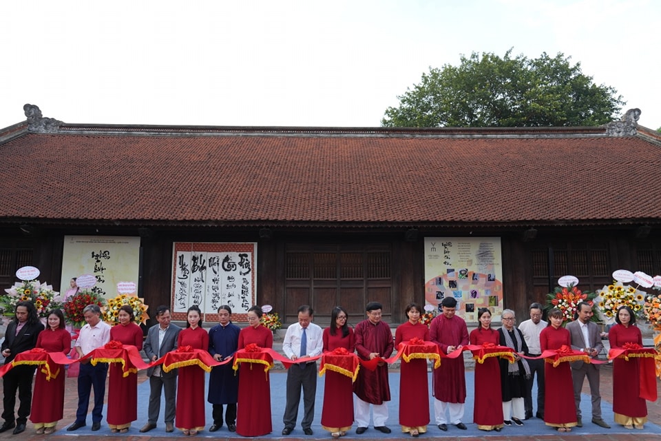 Không gian tràn ngập chữ và ánh sáng trong triển lãm “Nghiên bút còn thơm” - 2