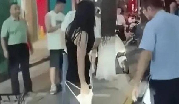 Bị nội y rơi vào đầu, nam doanh nhân phản ứng gây tranh cãi - 1