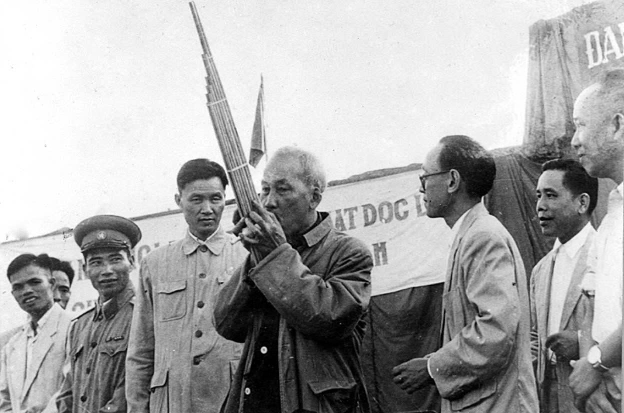 Hình ảnh Bác Hồ qua một số vần thơ ở Sơn La - 1