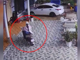 Clip: Đi xe máy về tới sân nhà, cô gái vẫn gặp nạn đầy khó hiểu