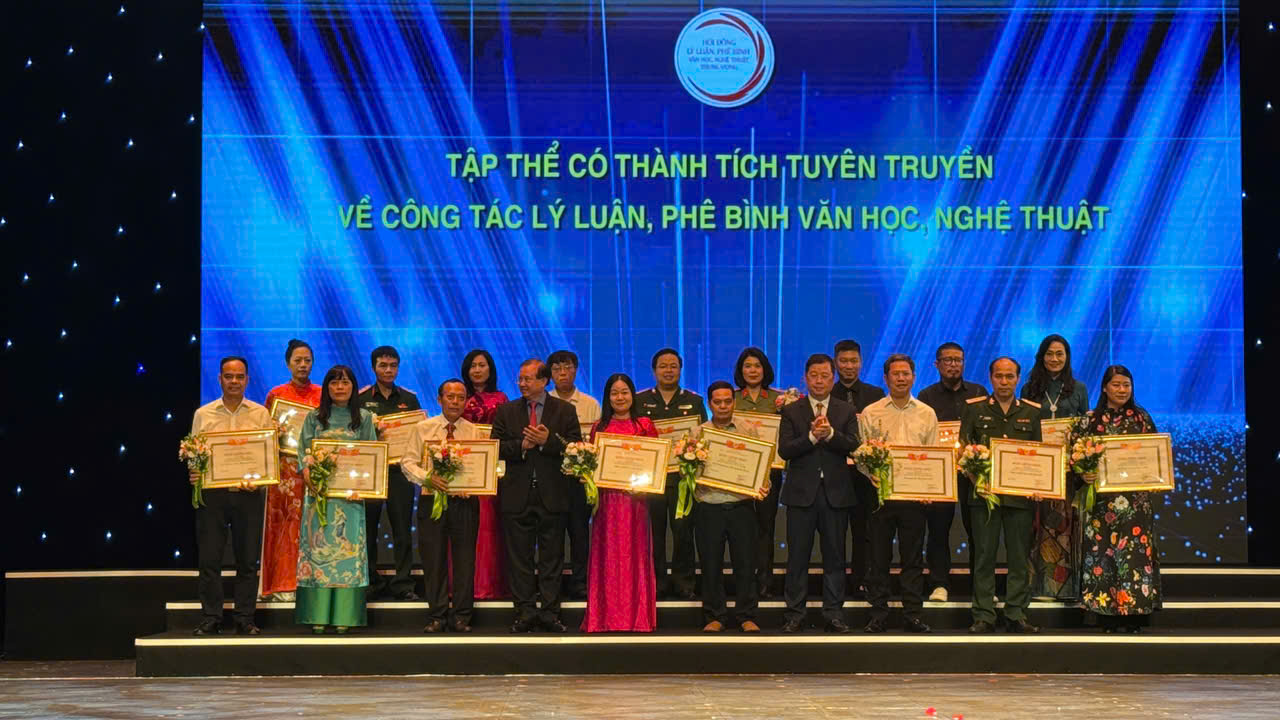 Thời báo Văn học nghệ thuật được trao tặng thưởng vì có thành tích nổi bật trong công tác tuyên truyền về lĩnh vực văn hóa, văn nghệ - 7