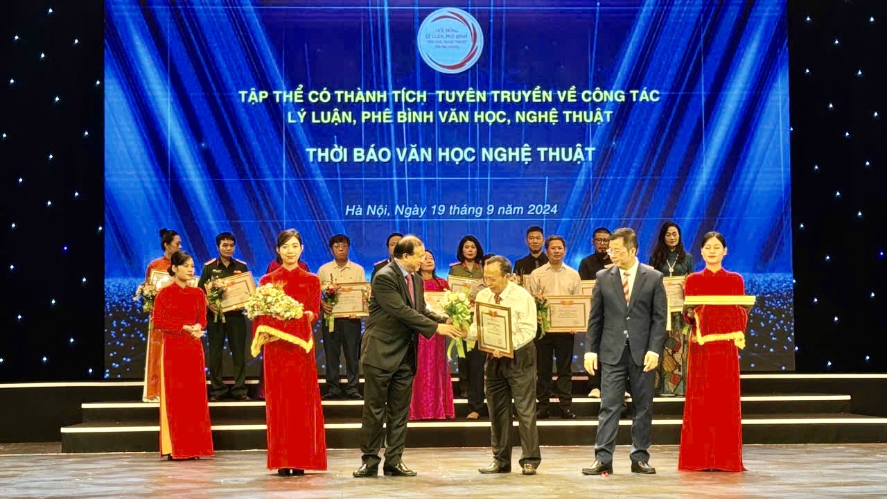 Thời báo Văn học nghệ thuật được trao tặng thưởng vì có thành tích nổi bật trong công tác tuyên truyền về lĩnh vực văn hóa, văn nghệ - 8