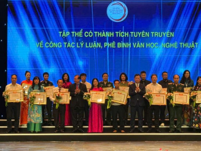 Tin Tức - Thời báo Văn học nghệ thuật được trao tặng thưởng vì có thành tích nổi bật trong công tác tuyên truyền về lĩnh vực văn hóa, văn nghệ