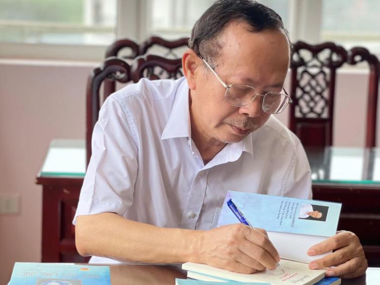 Hoa hồng có gai, hay là vẫn tin vào nước mắt