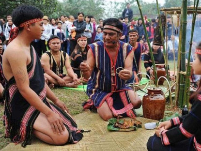 Phê bình - Lý luận - Truyền thống văn hóa của họ tộc Ê Đê ở Tây Nguyên