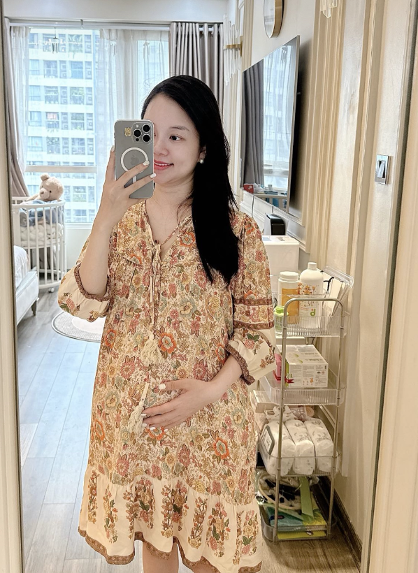 Ly Kute mang thai lần 2 không phải lo sắm đồ cho con, cư dân mạng nhìn hình dự đoán luôn em bé giống bố - 1