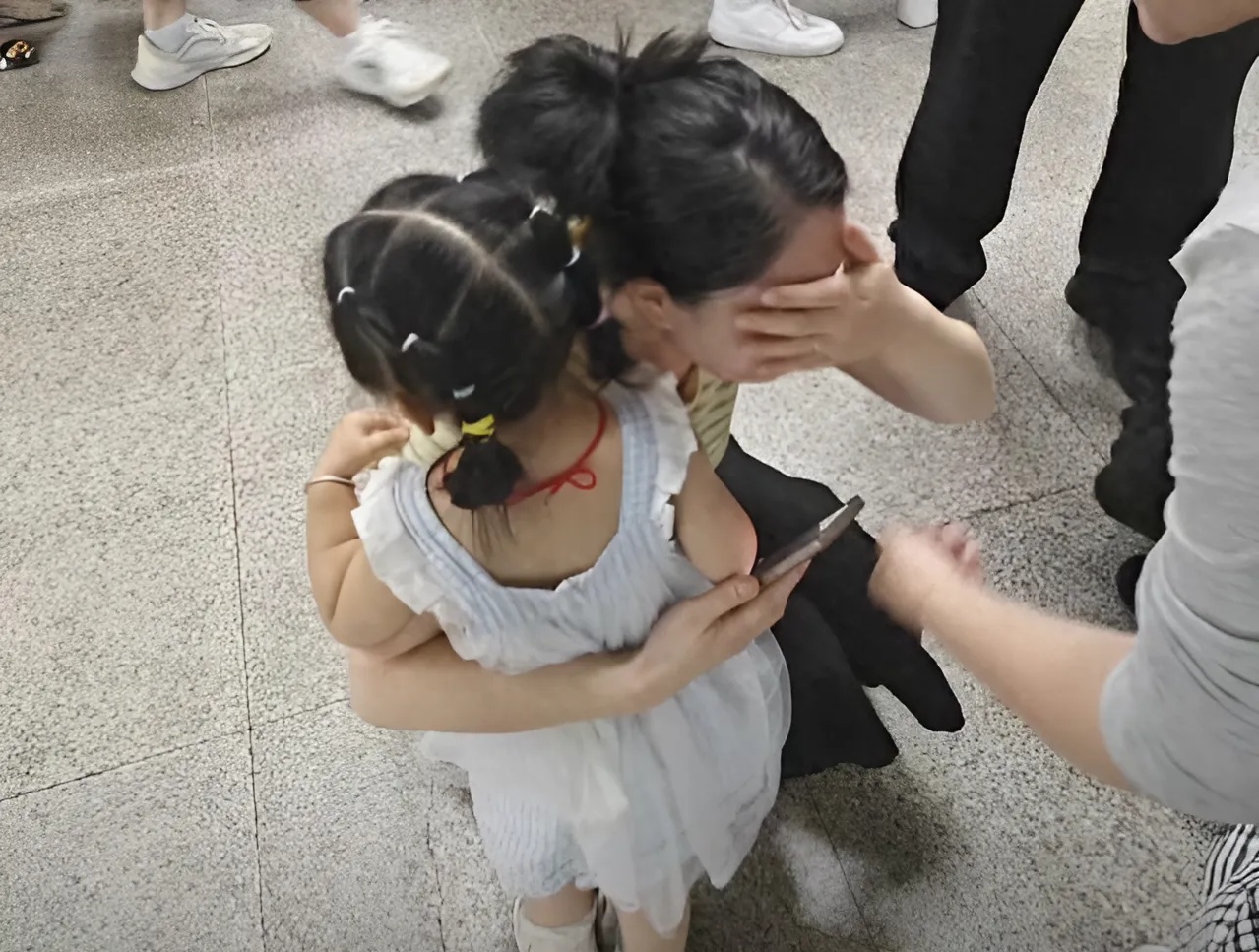 Thấy 1 đứa trẻ giống với con gái của mình, người mẹ liền đòi xét nghiệm ADN nhưng sau đó lại bị kiện ngược - 1