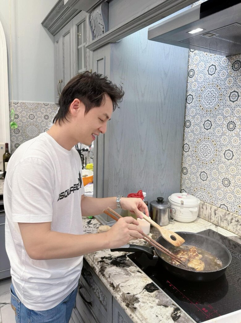 "Anh trai" Đăng Khôi được vợ khen nức nở tài nấu nướng, đồ ăn bày đẹp như nhà hàng - 1