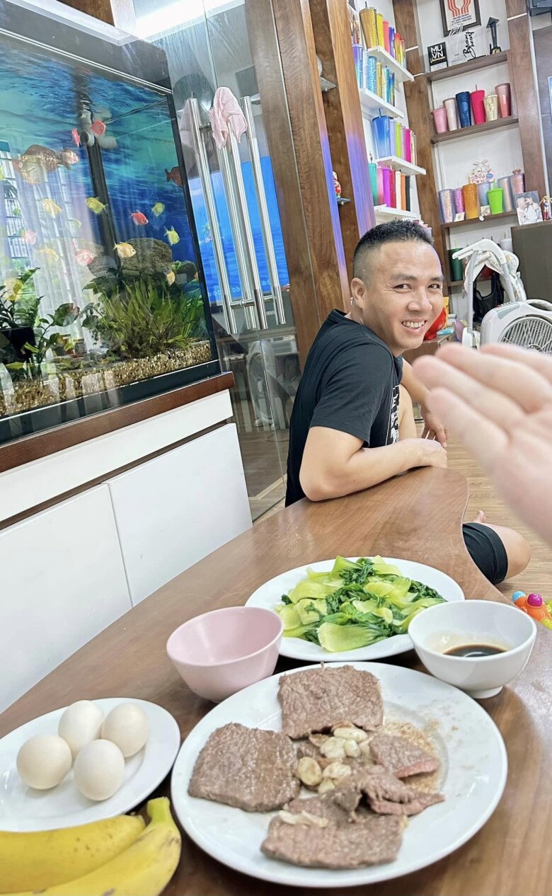 Chồng BTV Hoàng Linh vào bếp nấu đồ ăn giảm cân cho vợ, được khen &#34;văn võ song toàn&#34; - 1