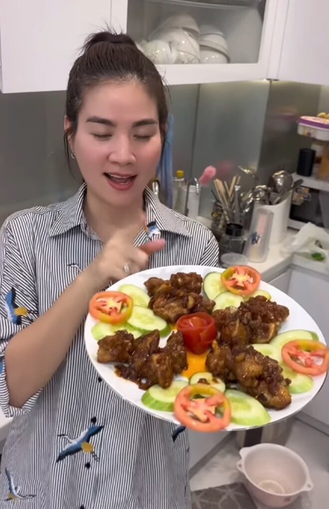 Mẹ bỉm sữa Kha Ly bận chăm con vẫn xuống bếp làm chiếc bánh to tướng, ăn vào không sợ mập - 4