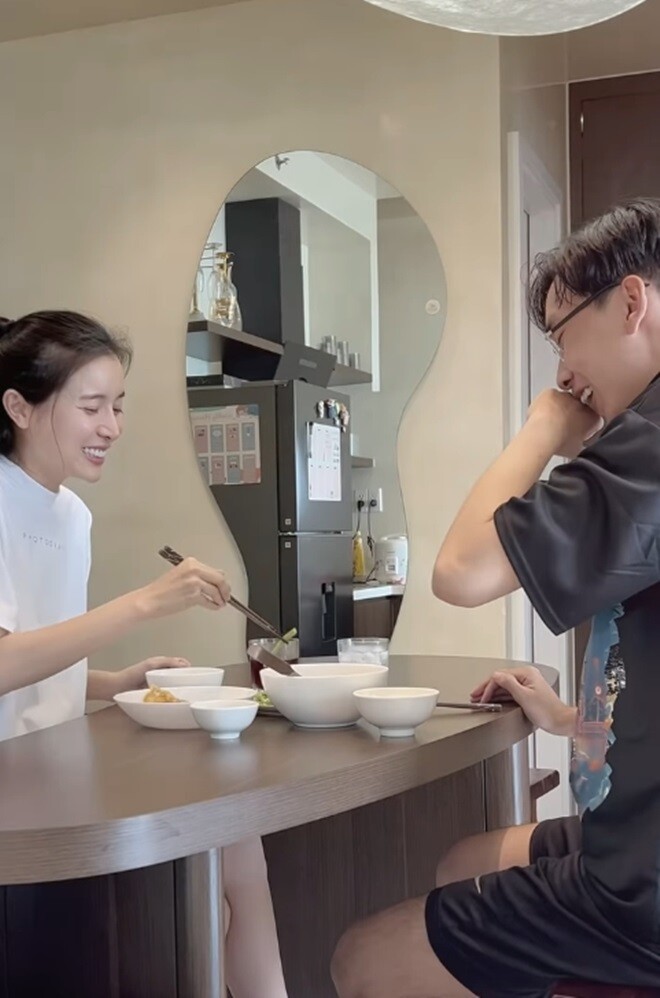 Nữ diễn viên 34 tuổi nấu ăn cho em trai nhưng la hét trong bếp - 13