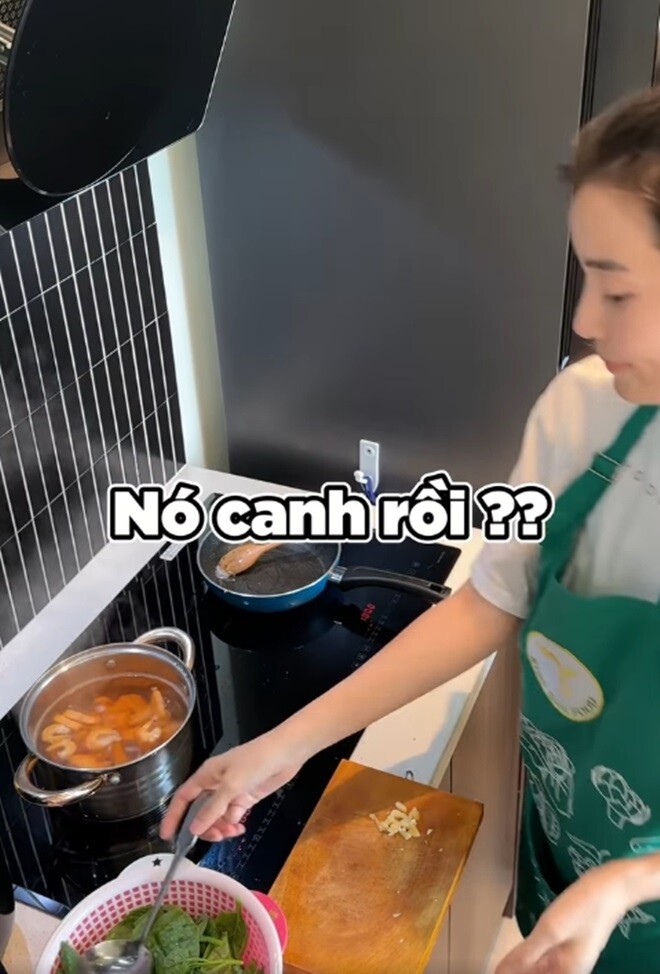 Nữ diễn viên 34 tuổi nấu ăn cho em trai nhưng la hét trong bếp - 7