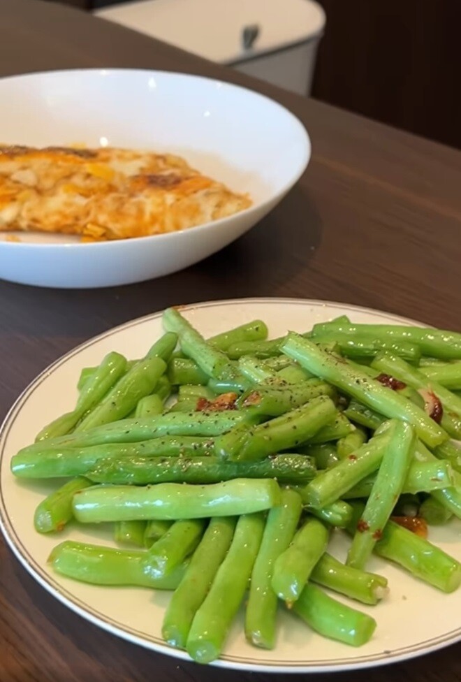 Nữ diễn viên 34 tuổi nấu ăn cho em trai nhưng la hét trong bếp - 9