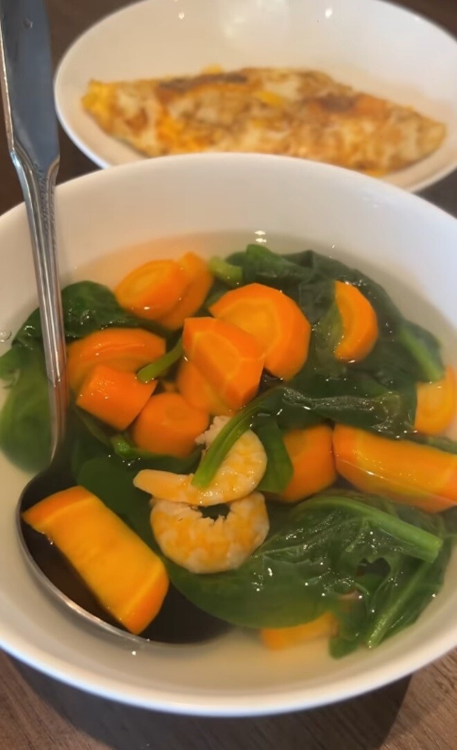 Nữ diễn viên 34 tuổi nấu ăn cho em trai nhưng la hét trong bếp - 10