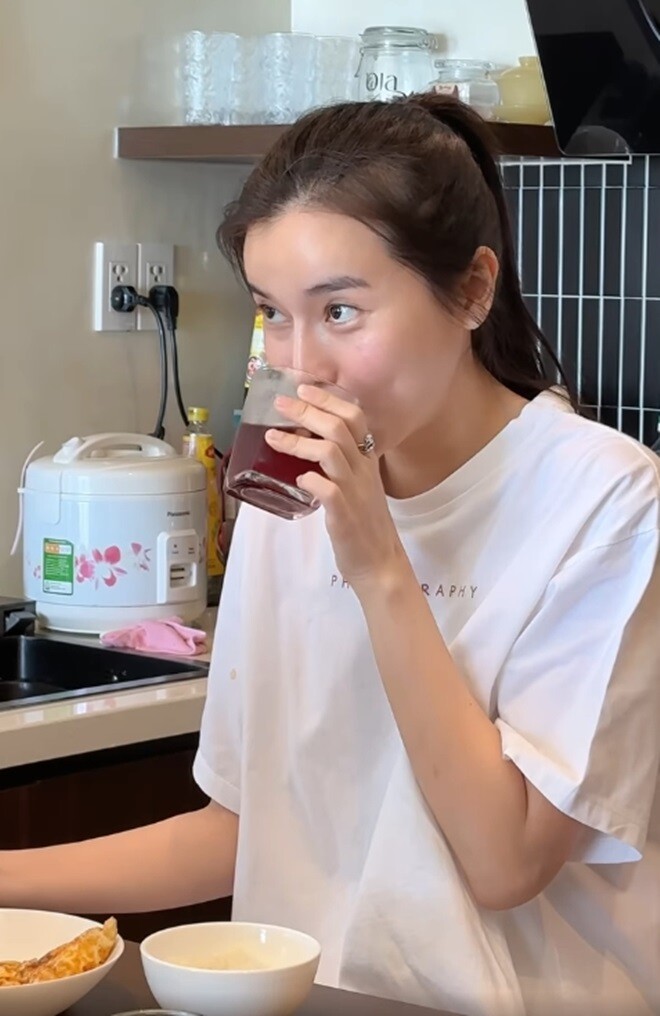 Nữ diễn viên 34 tuổi nấu ăn cho em trai nhưng la hét trong bếp - 11