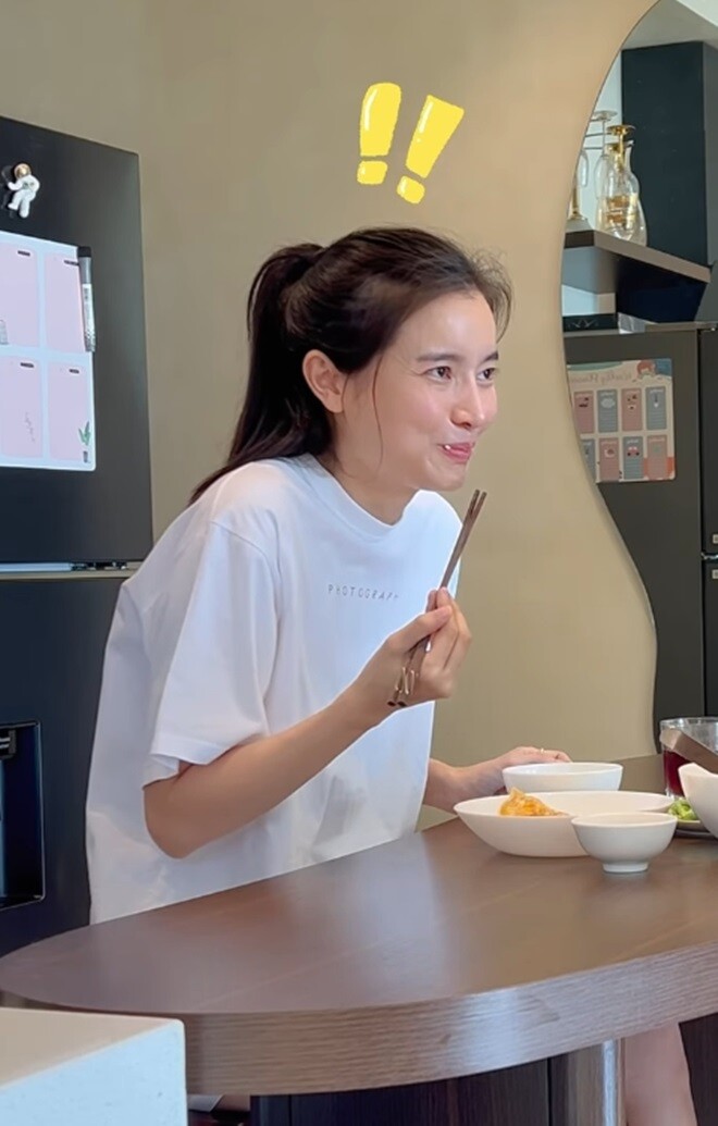 Nữ diễn viên 34 tuổi nấu ăn cho em trai nhưng la hét trong bếp - 12