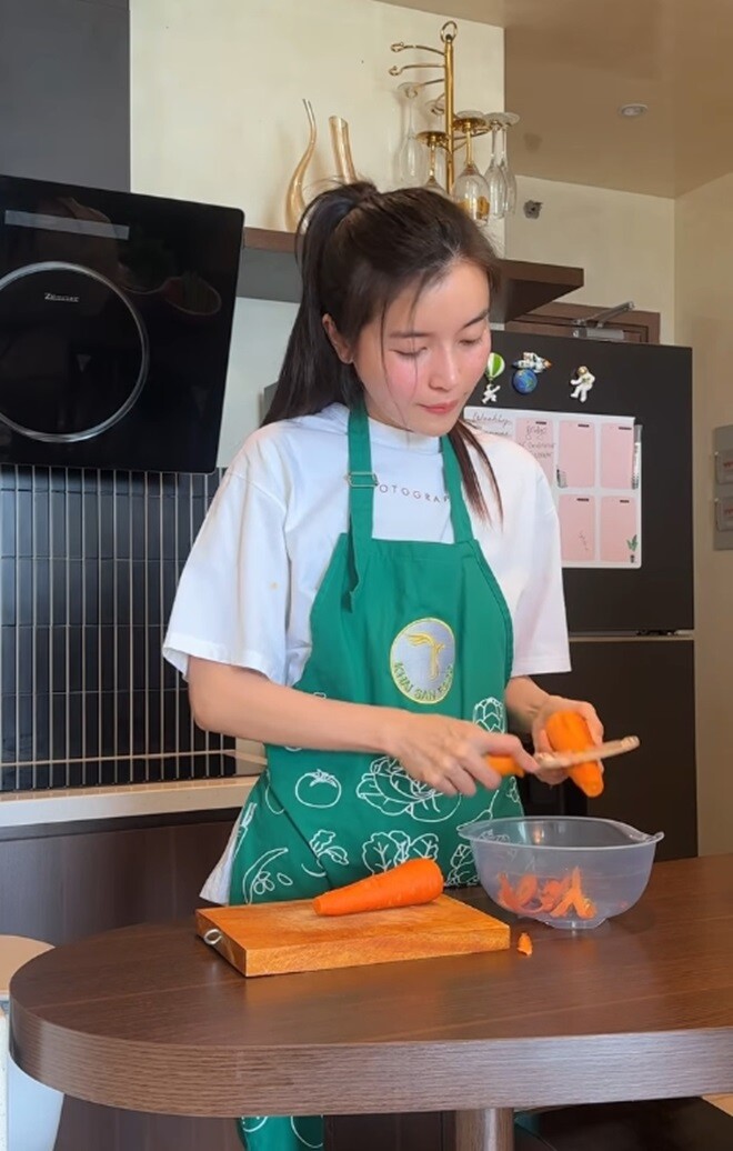 Nữ diễn viên 34 tuổi nấu ăn cho em trai nhưng la hét trong bếp - 1