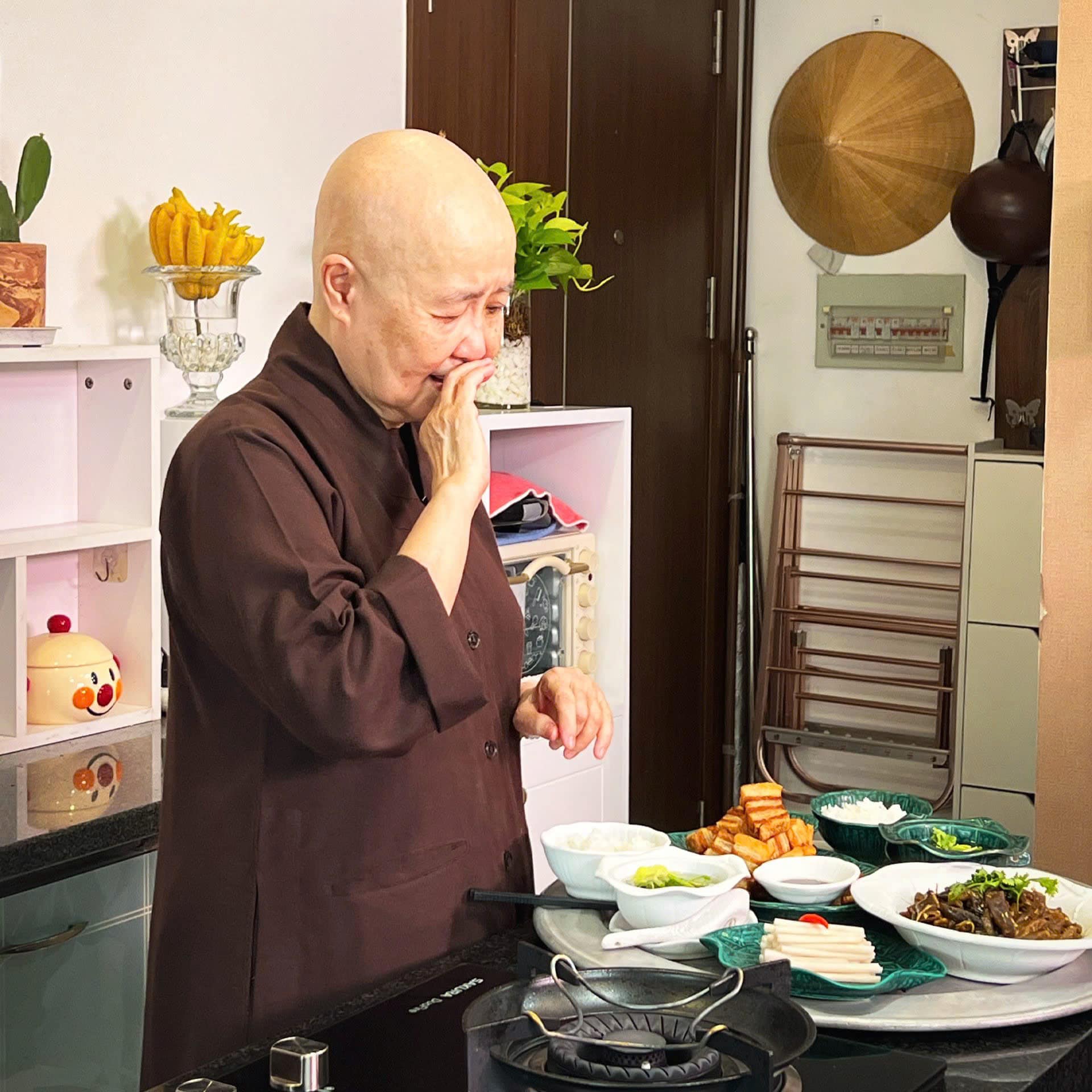 &#34;Nữ hoàng đầu bếp Việt Nam&#34; khiến hàng nghìn người xúc động khi khóc bên mâm cơm cúng mẹ - 6