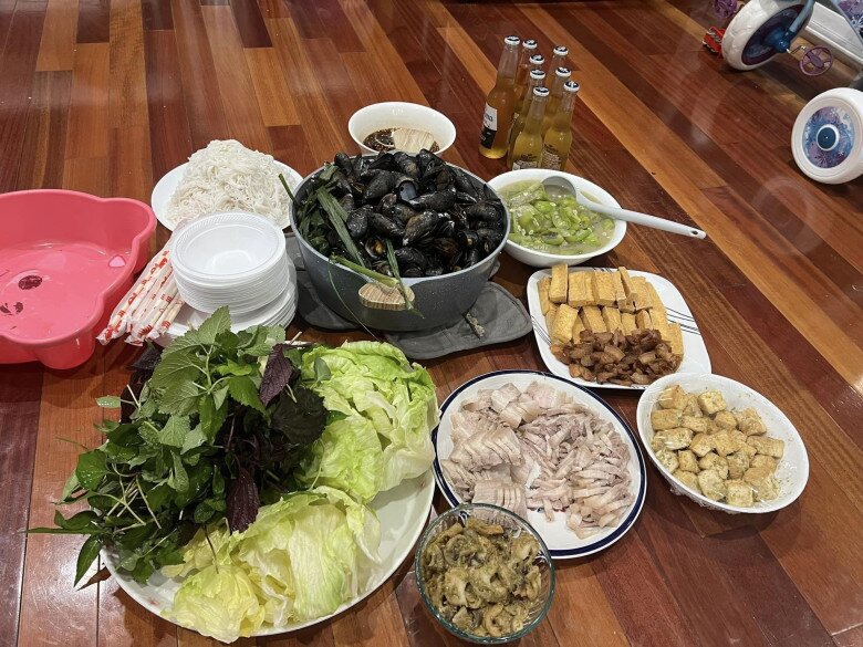 Trang Trần khoái chí khoe rổ rau, bát mắm giữa xứ người
