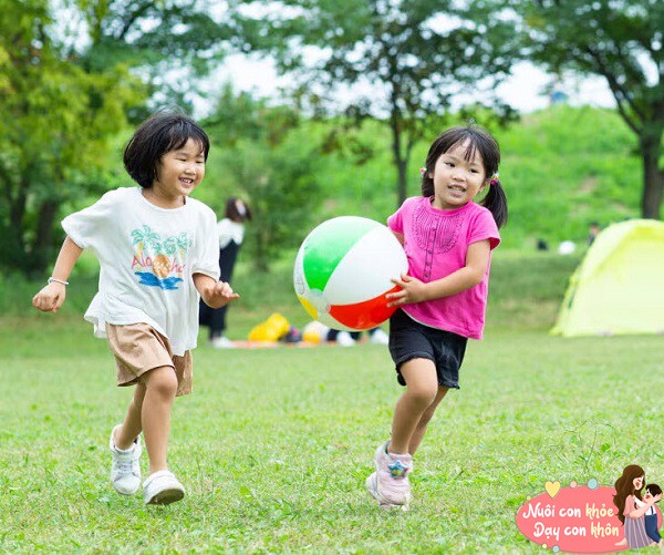 Bí mật tạo nên tuổi thơ của một đứa trẻ hạnh phúc là được phép làm 4 chuyện &#34;vô bổ&#34; này - 2