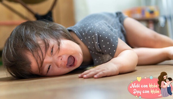 Nếu trẻ cố tình khóc, bố mẹ có tức giận đến đâu cũng không nên đánh mắng, hãy áp dụng 4 bước - 2