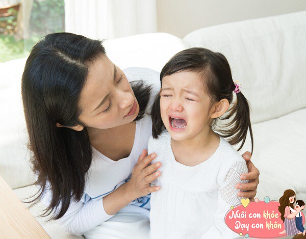 Nếu trẻ cố tình khóc, bố mẹ có tức giận đến đâu cũng không nên đánh mắng, hãy áp dụng 4 bước - 3