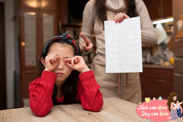 Nếu trẻ cố tình khóc, bố mẹ có tức giận đến đâu cũng không nên đánh mắng, hãy áp dụng 4 bước - 5