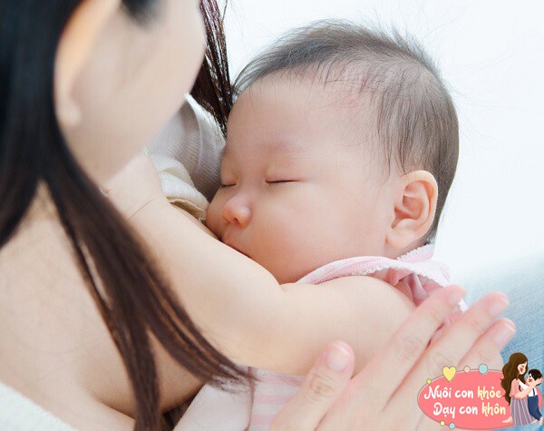 Trẻ sơ sinh bú sữa mẹ sẽ hạnh phúc thế nào? Sau 1 năm khác biệt rõ ràng - 2