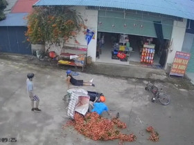 Clip: Hết hồn xe đạp lao từ ngõ ra “hạ đo ván” xe máy chở vải trong tích tắc