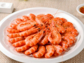 Để tôm luộc ngon như ngoài hàng, thả ngay quả này vào, con nào cũng thơm nức lên màu đỏ đẹp lại không tanh