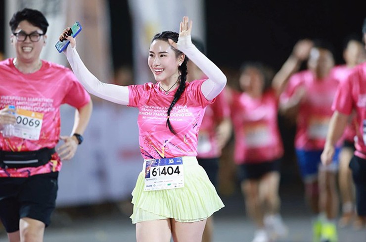 Người đẹp gymer gây ồn ào làng chạy bộ VN: Trang Lê nóng bỏng, Uyên Namy đáng nể - 1