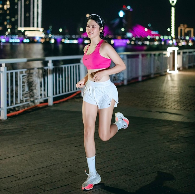 Người đẹp gymer gây ồn ào làng chạy bộ VN: Trang Lê nóng bỏng, Uyên Namy đáng nể - 5