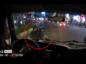 Clip: Tạt đầu ô tô để thể hiện, thanh niên bị bạn gái bỏ lại giữa đường