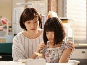 Đến nhà chồng cũ thăm con gái, thấy mẹ kế gắp chân gà cho con, tôi trao hết tài sản cho cô ấy