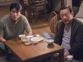 Bố vợ lên thành phố mừng sinh nhật cháu, nửa đêm thấy con rể ăn vụng ngoài phòng khách mà mắt đỏ hoe